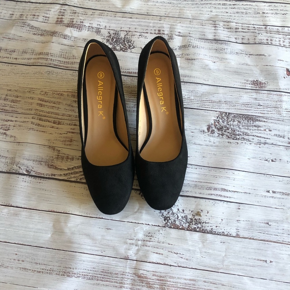 Black Pumps